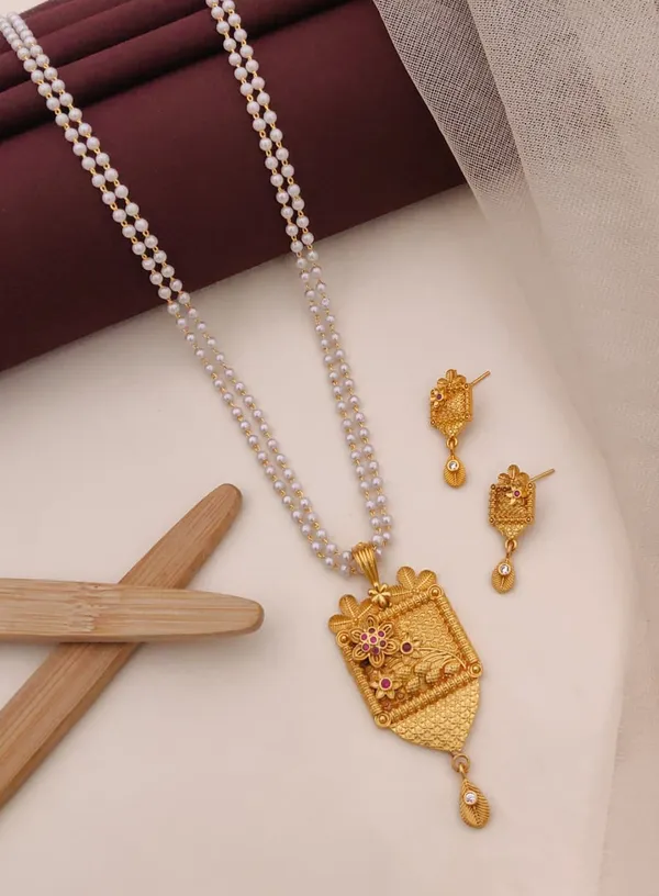 Pearl_Mala_Necklace_Set_with_Kundan-Style_Pendant_&_Earrings