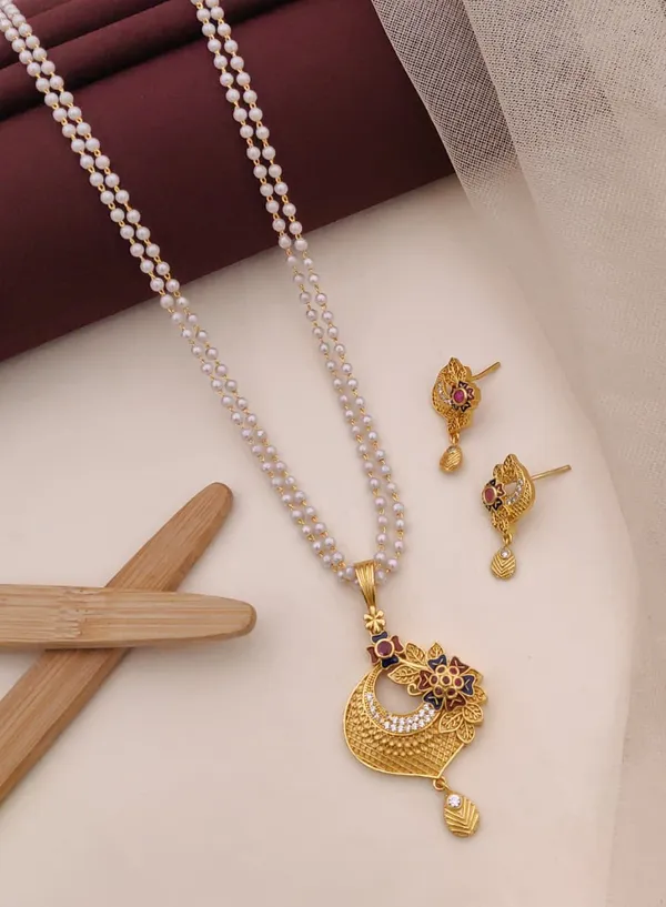 Pearl_Mala_Necklace_Set_with_Kundan-Style_Pendant_&_Earrings