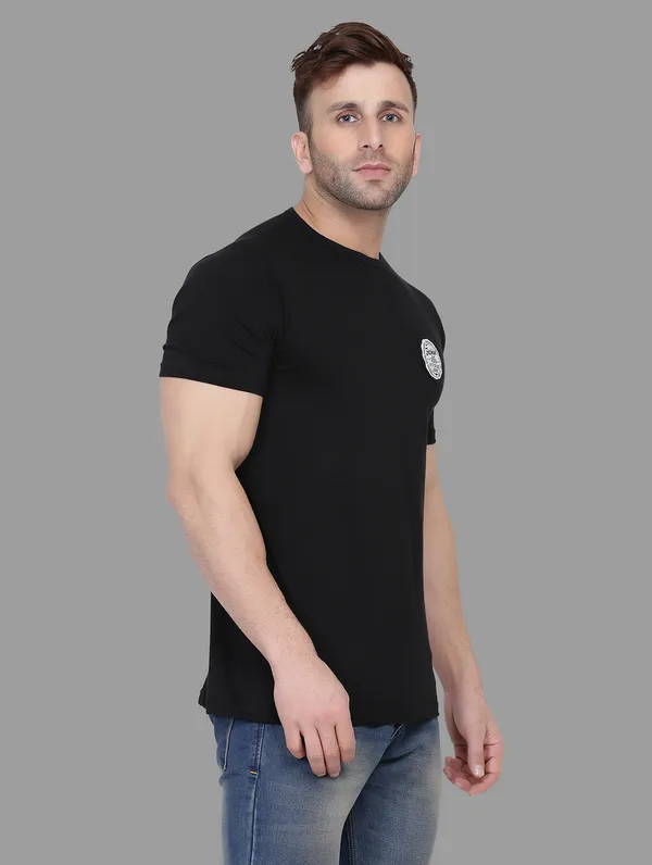 Black_Cotton_Blend_Round_Neck_Half_Sleeve_T_Shirt_For_Men