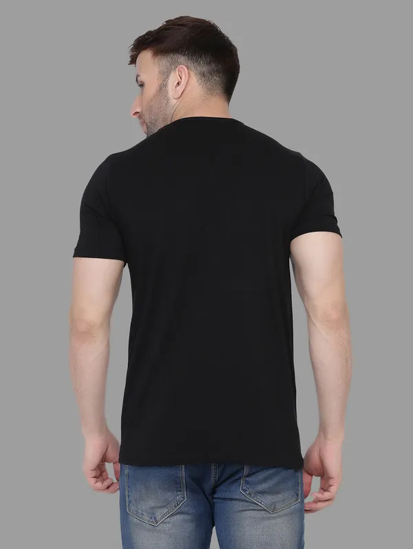 Black_Cotton_Blend_Round_Neck_Half_Sleeve_T_Shirt_For_Men