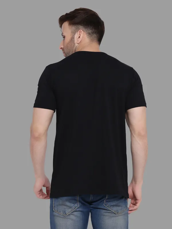 Black_Cotton_Blend_Round_Neck_Half_Sleeve_T_Shirt_For_Men
