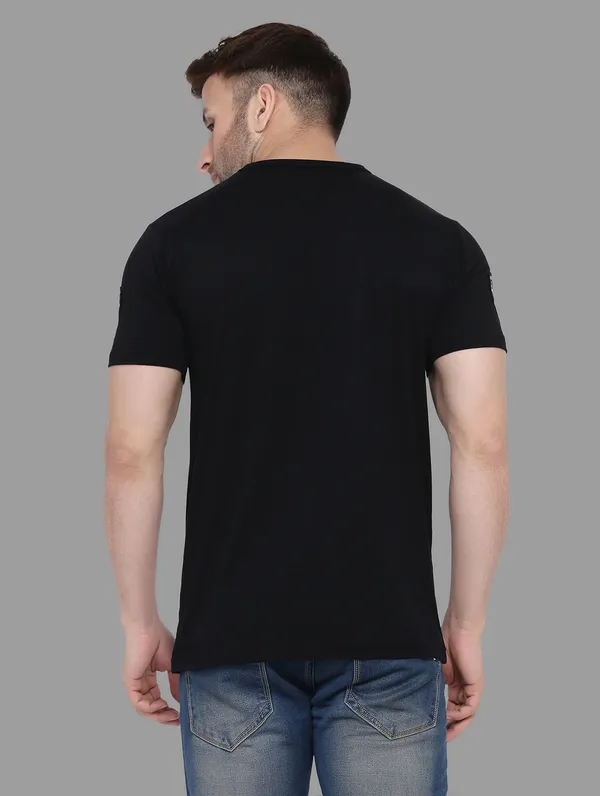 Black_Cotton_Blend_V_Neck_Half_Sleeve_T_Shirt_For_Men