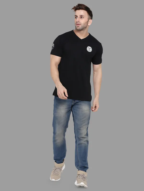 Black_Cotton_Blend_V_Neck_Half_Sleeve_T_Shirt_For_Men