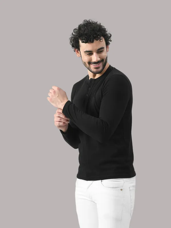 Black_Cotton_Blend_Henley_Neck_Full_Sleeve_T_Shirt_For_Men