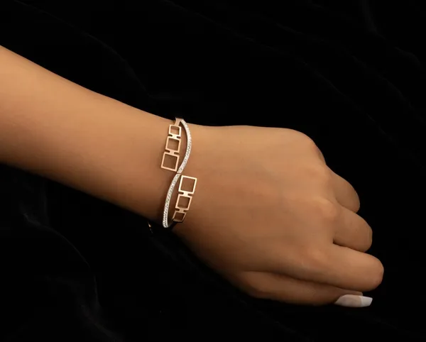 Gold_Stylish_Bracelet_Hypoallergenic_&_Elegant_For_Women