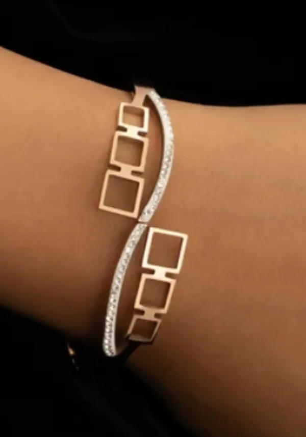 Gold_Stylish_Bracelet_Hypoallergenic_&_Elegant_For_Women