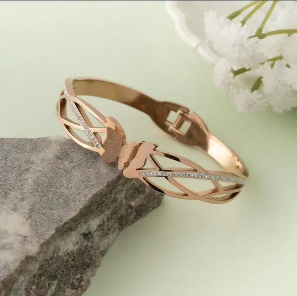 Golden_Trendy_Cuff_Bracelet_Minimalist_Luxury_For_Women