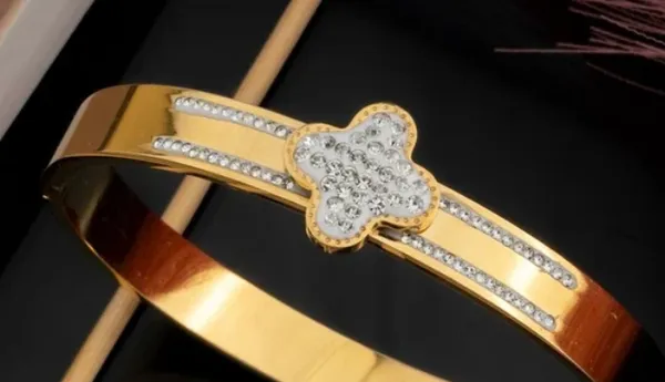 Rose_Gold_Butterfly_&_Clover_Bracelet_For_Women