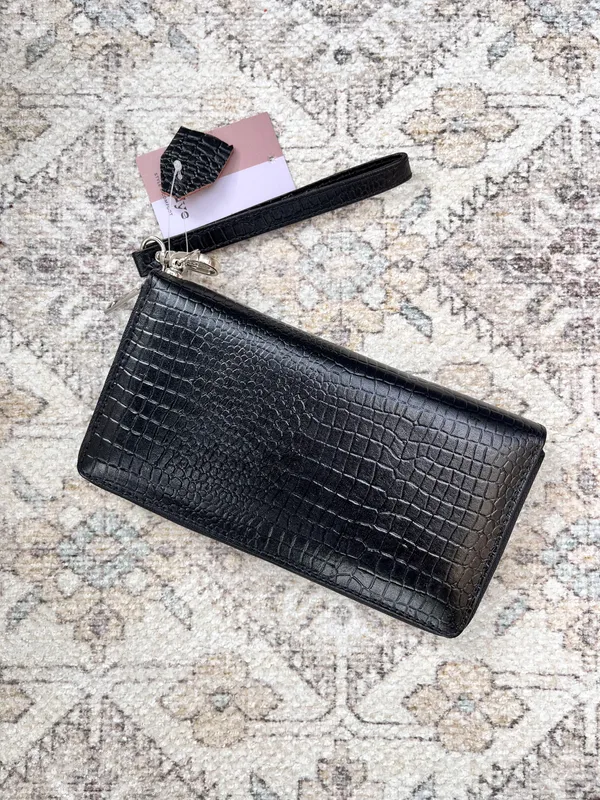 Black_Leather_Zip_Wallet_For_Women