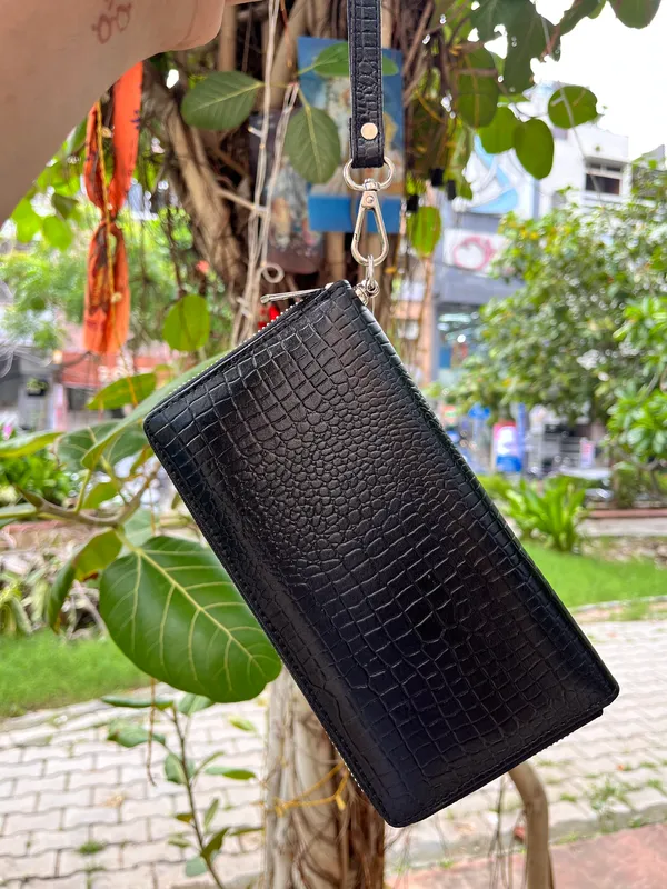 Black_Leather_Zip_Wallet_For_Women