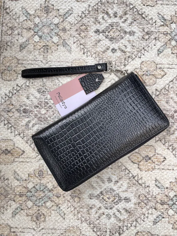 Black_Leather_Zip_Wallet_For_Women