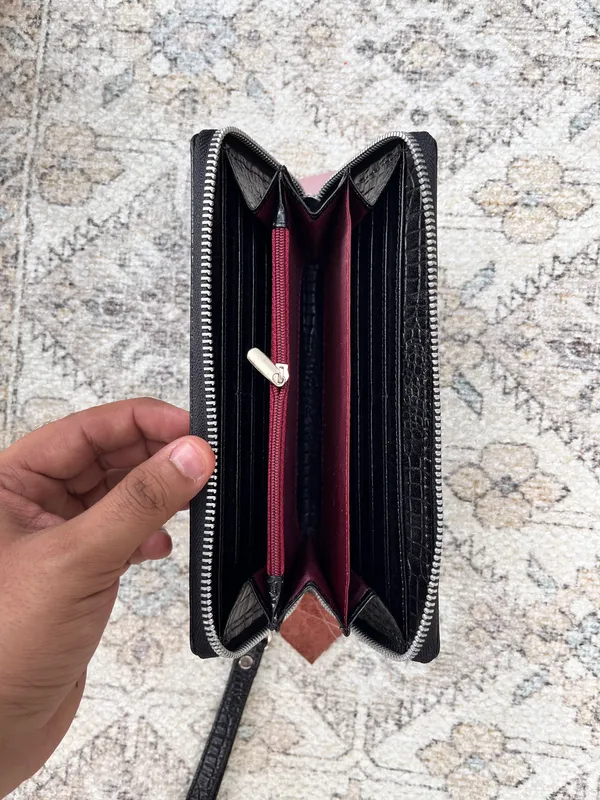 Black_Leather_Zip_Wallet_For_Women