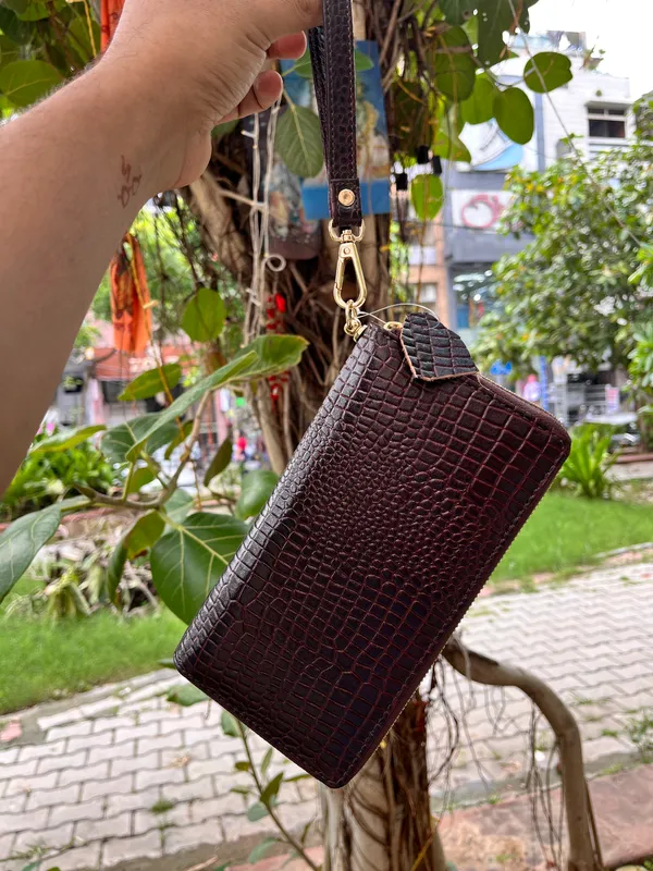Brown_Leather_Zip_Wallet_For_Women