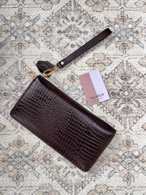 Brown_Leather_Zip_Wallet_For_Women