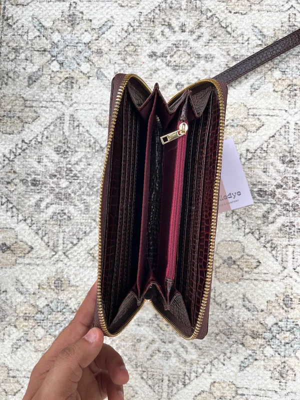 Brown_Leather_Zip_Wallet_For_Women