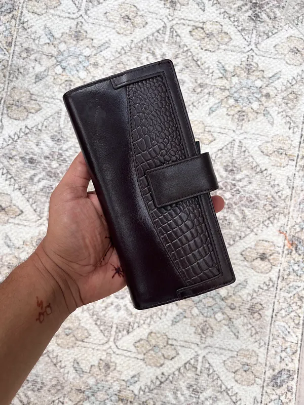 Black_Leather_Croco_Wristlet_For_Women