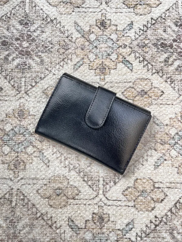 Black_Leather_Lock_Wallet_For_Men_And_Women