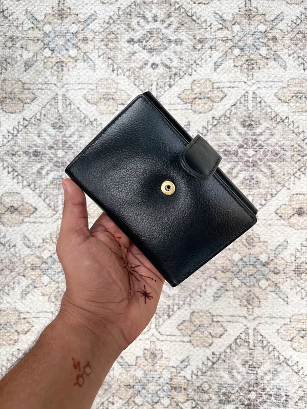 Black_Leather_Lock_Wallet_For_Men_And_Women