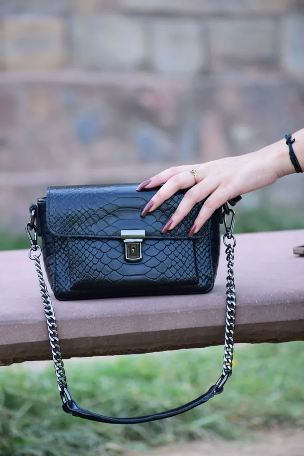 Black_Leather_Buckle_Hand_Purse_For_Women
