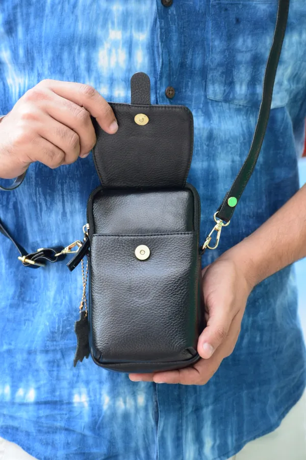 Black_Leather_Mobile_Pouch