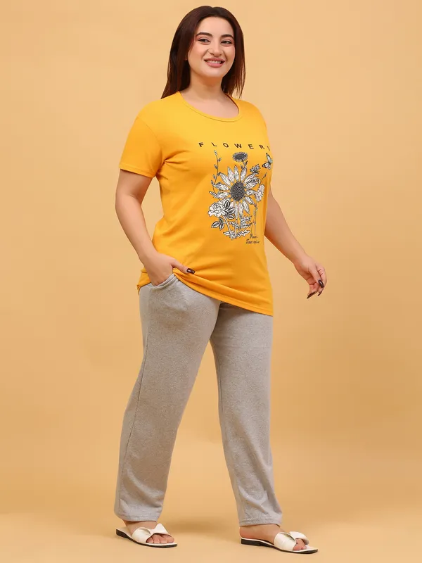 WOMEN_SHORT_TSHIRT_FLOWERS(MUSTARD)_LOWER(GREY)
