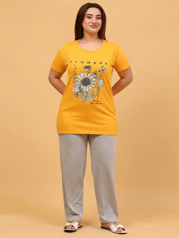 WOMEN_SHORT_TSHIRT_FLOWERS(MUSTARD)_LOWER(GREY)
