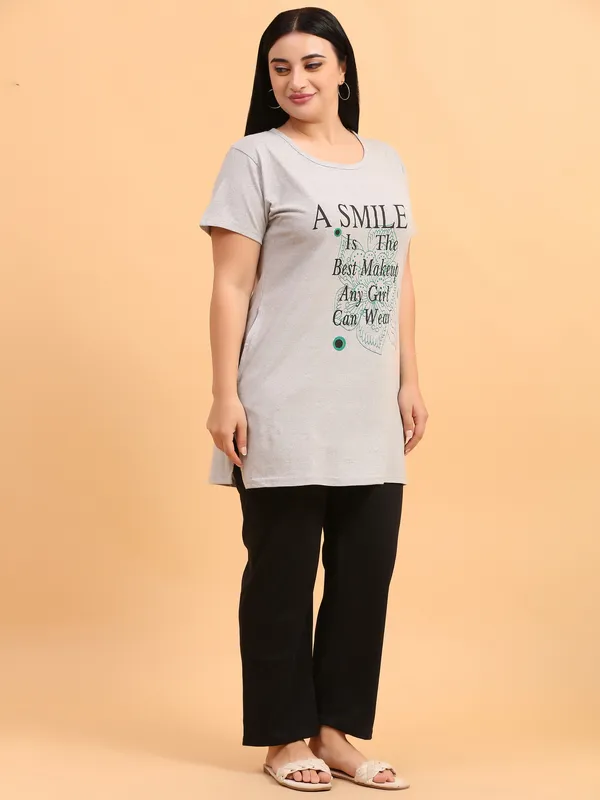 WOMEN_LONG_TSHIRT_A_SMILE_(GREY)_LOWER(BLACK)