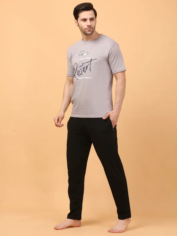 MEN_ROUNDNECK_HALF_RESTART_GREY_LOWER(BLACK)