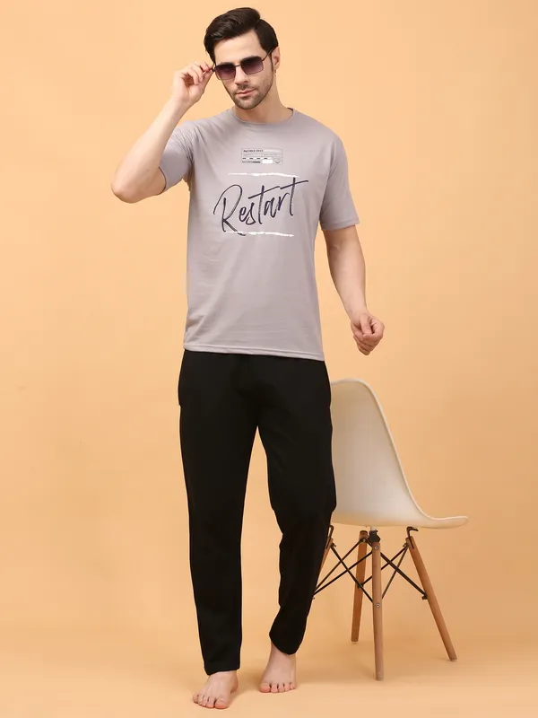 MEN_ROUNDNECK_HALF_RESTART_GREY_LOWER(BLACK)