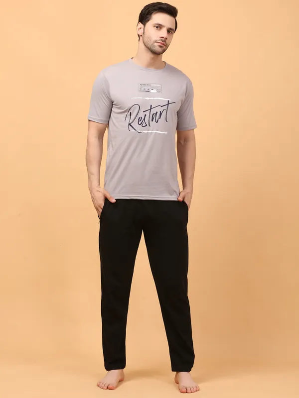 MEN_ROUNDNECK_HALF_RESTART_GREY_LOWER(BLACK)