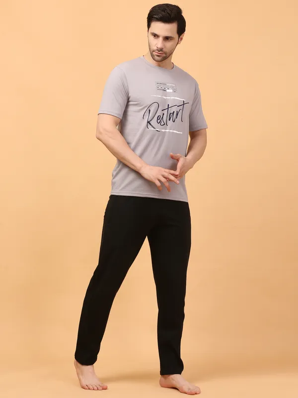 MEN_ROUNDNECK_HALF_RESTART_GREY_LOWER(BLACK)