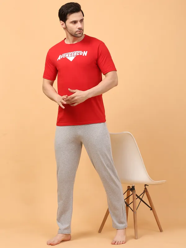 MEN_ROUNDNECK_HALF_AVENGERCON_RED_LOWER(GREY)