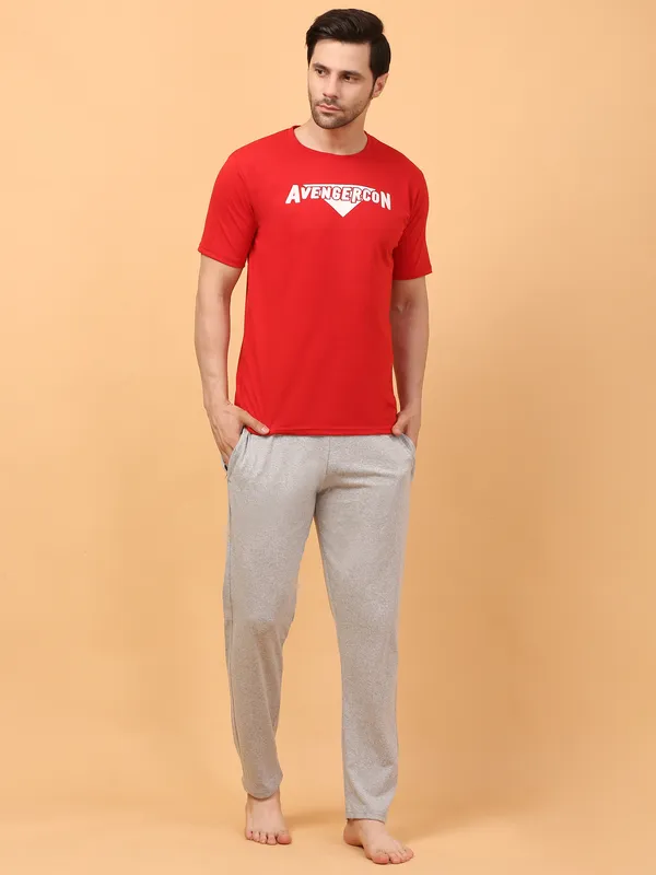 MEN_ROUNDNECK_HALF_AVENGERCON_RED_LOWER(GREY)