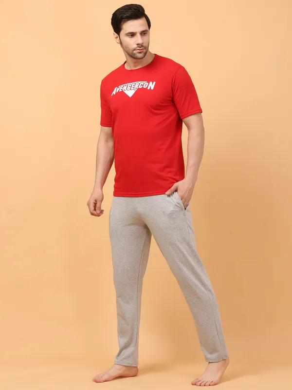 MEN_ROUNDNECK_HALF_AVENGERCON_RED_LOWER(GREY)