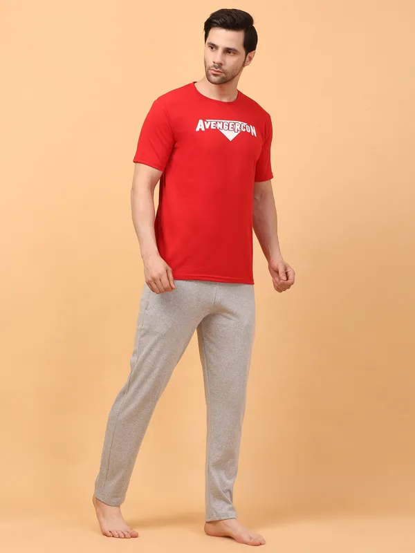 MEN_ROUNDNECK_HALF_AVENGERCON_RED_LOWER(GREY)