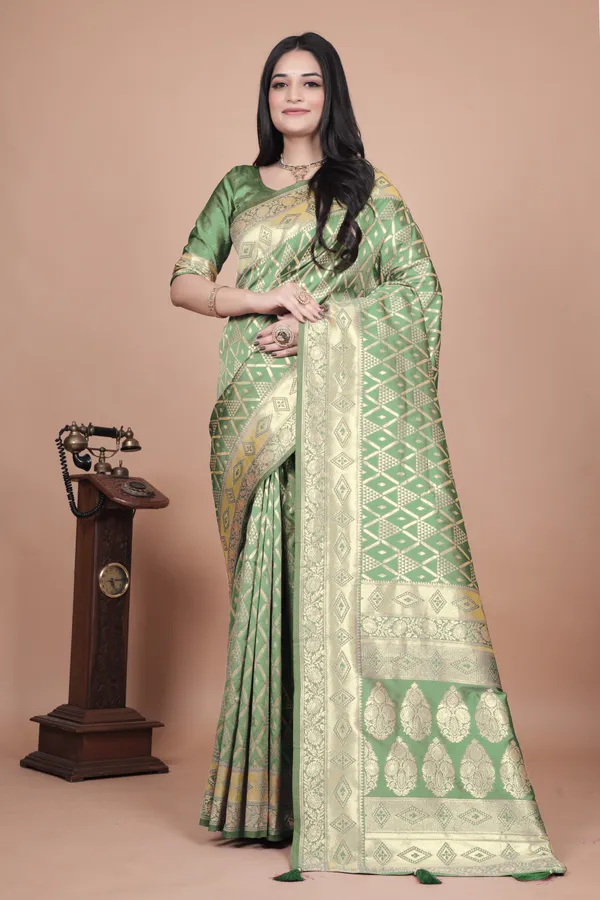Emerald_Green_Banarasi_Silk_Saree_With_Silver_Zari_Detailing_For_Women