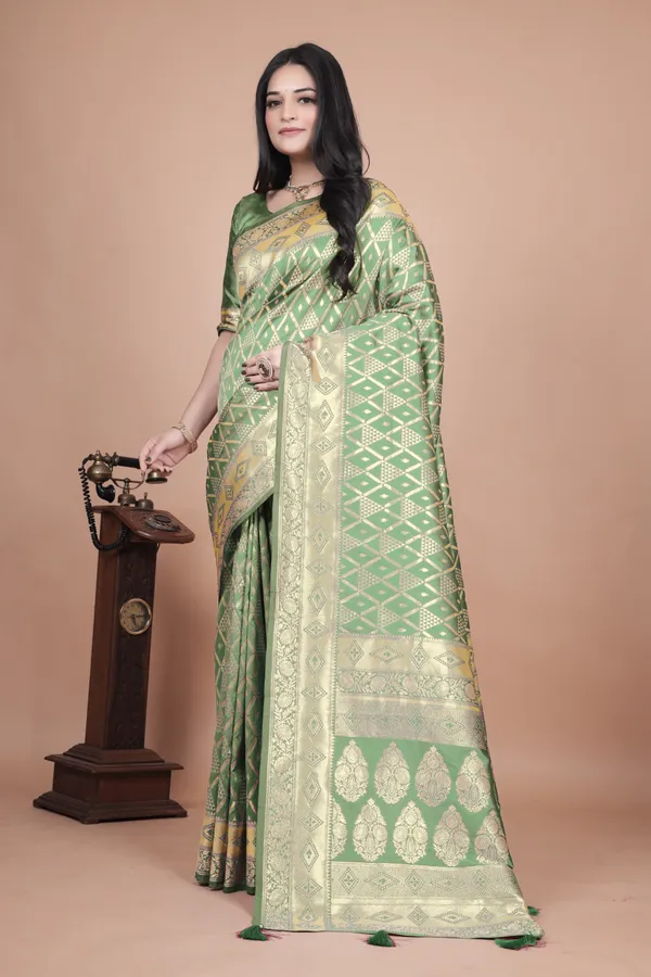 Emerald_Green_Banarasi_Silk_Saree_With_Silver_Zari_Detailing_For_Women