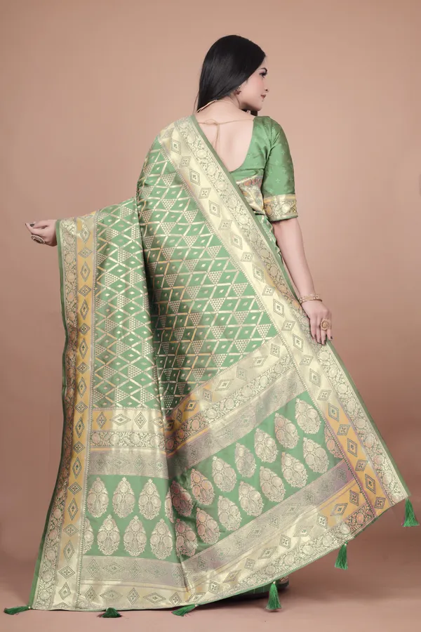 Emerald_Green_Banarasi_Silk_Saree_With_Silver_Zari_Detailing_For_Women