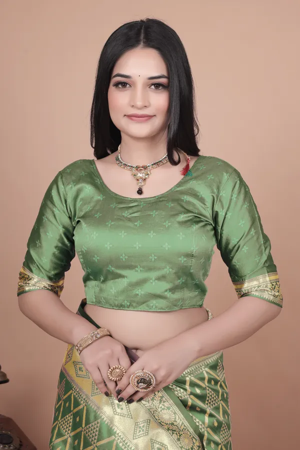 Emerald_Green_Banarasi_Silk_Saree_With_Silver_Zari_Detailing_For_Women