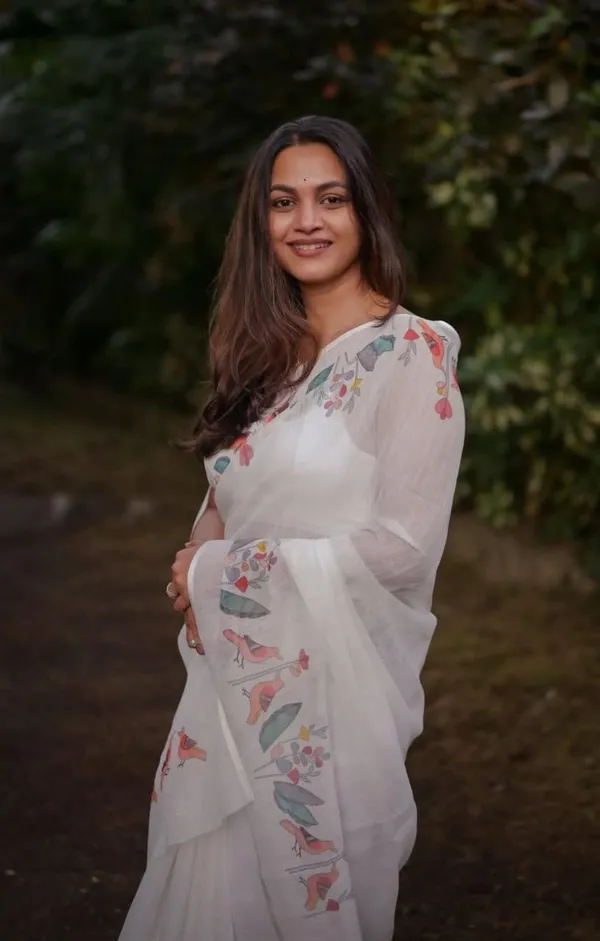 Pure_White_Linen_Saree_with_Bright_Floral_Elegance_For_Women