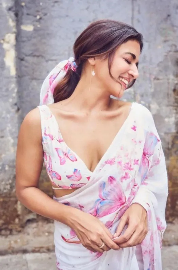 White_Linen_Phoolwari_Whisper_Lightweight_Drape_with_Bloom_Print_For_Women