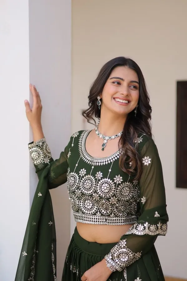 Mahendi_Heavy_Embroidert_Work_Lehenga_For_Women