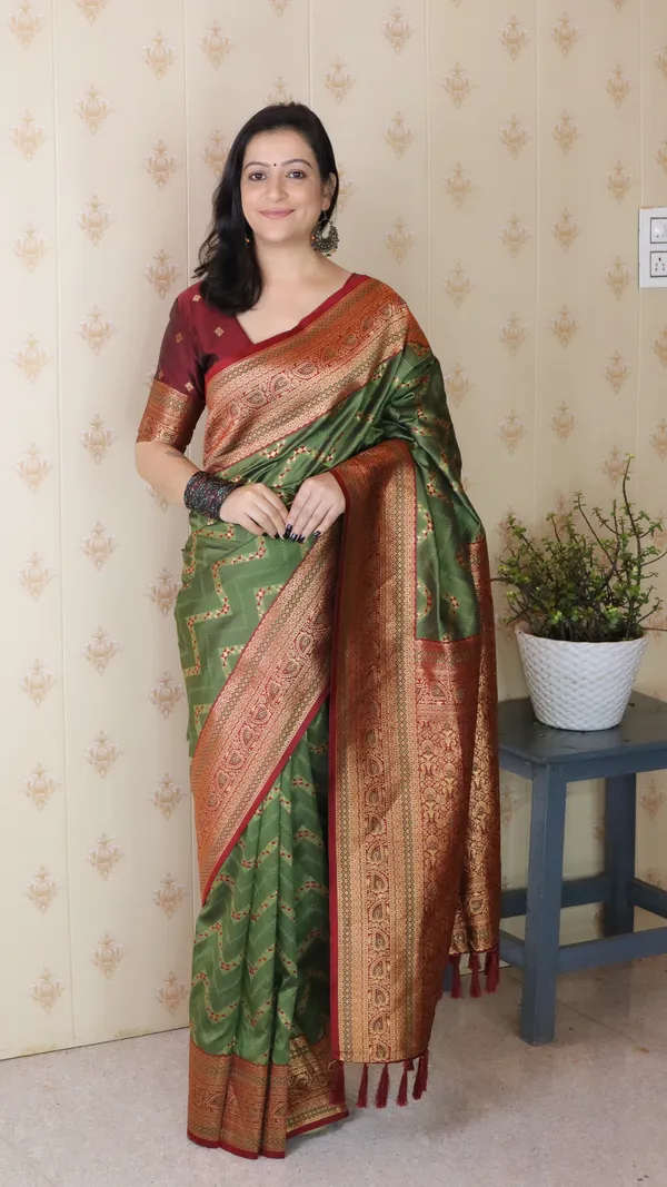 Green_Premium_Banarasi_Soft_Silk_With_Gold_Zari_Zig_Zag_Geometric_Weaved_Saree_With_Blouse_Piece_For_Women_&_Girl