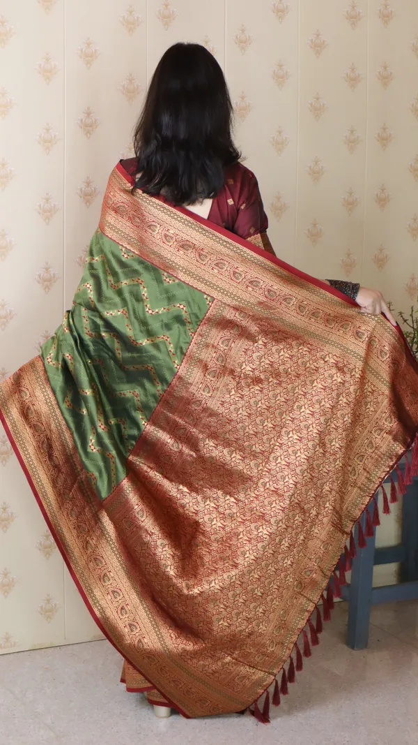 Green_Premium_Banarasi_Soft_Silk_With_Gold_Zari_Zig_Zag_Geometric_Weaved_Saree_With_Blouse_Piece_For_Women_&_Girl