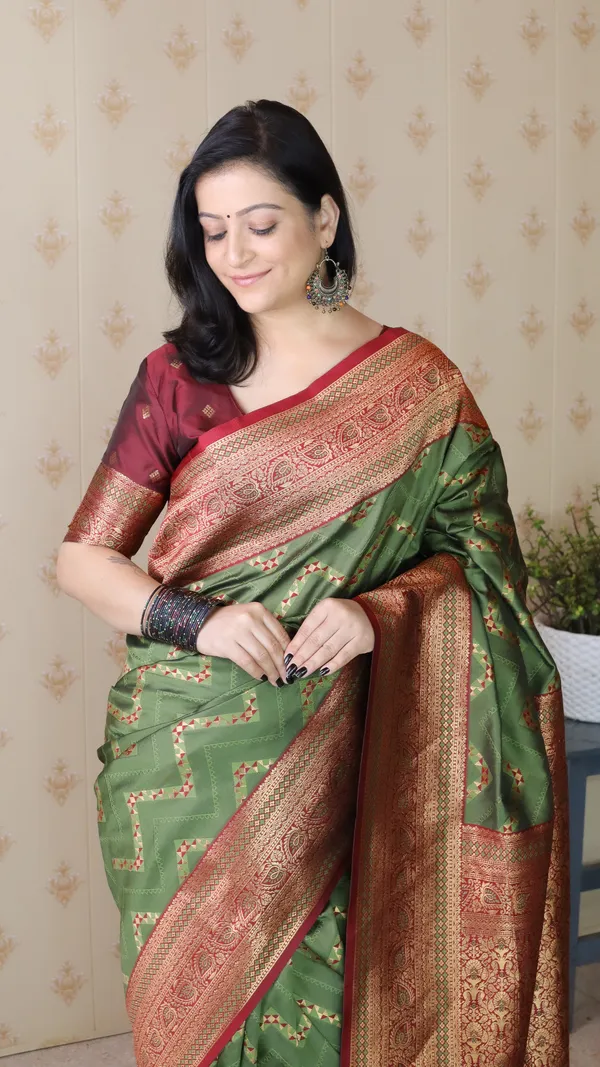 Green_Premium_Banarasi_Soft_Silk_With_Gold_Zari_Zig_Zag_Geometric_Weaved_Saree_With_Blouse_Piece_For_Women_&_Girl