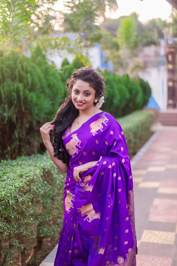 Wine_Soft_Moonga_Silk_With_Zari_Motifs_Saree_With_Blouse_Piece_For_Women_&_Girl