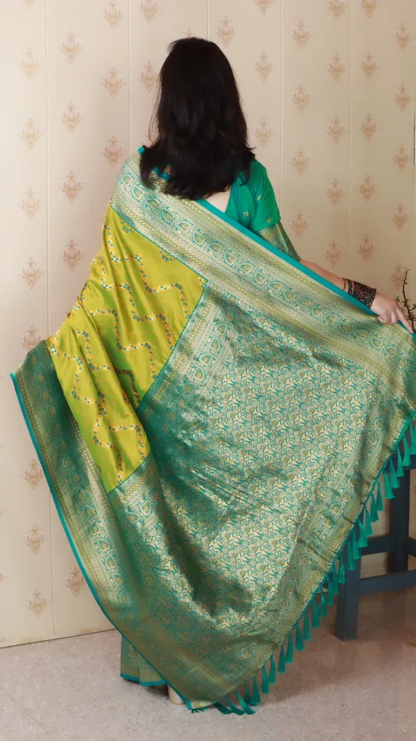 Mehandi_Premium_Banarasi_Soft_Silk_With_Gold_Zari_Zig_Zag_Geometric_Weaved_Saree_With_Blouse_Piece_For_Women_&_Girl