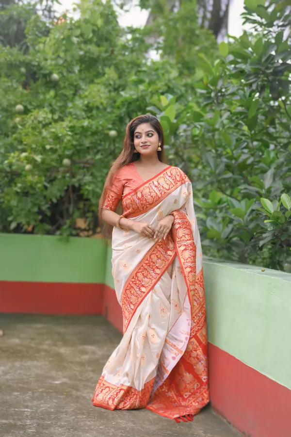 White_Soft_Silk_With_Woven_Meenakari_Motifs_Saree_With_Blouse_Piece_For_Women_&_Girl