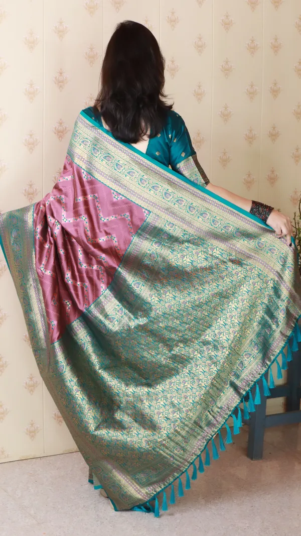 Light_Maroon_Premium_Banarasi_Soft_Silk_With_Gold_Zari_Zig_Zag_Geometric_Weaved_Saree_With_Blouse_Piece_For_Women_&_Girl