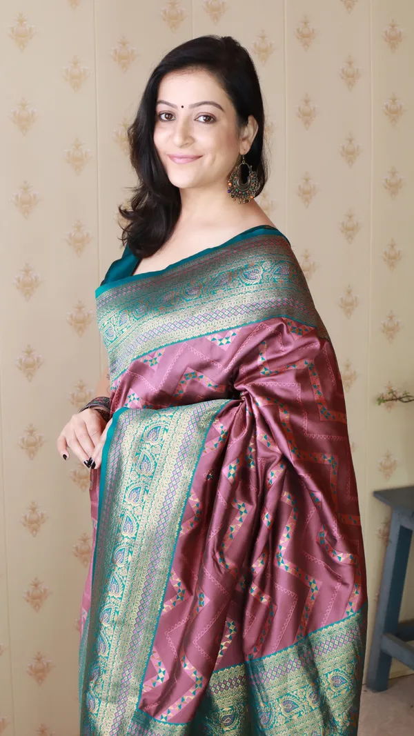 Light_Maroon_Premium_Banarasi_Soft_Silk_With_Gold_Zari_Zig_Zag_Geometric_Weaved_Saree_With_Blouse_Piece_For_Women_&_Girl